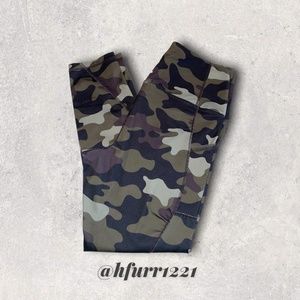 WOMEN'S REEBOK WORKOUT CAMO PANTS SIZE LARGE 3/4 LENGTH